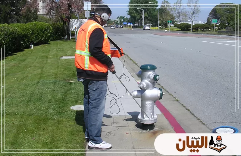 يقوم الفني بتنفيذ كشف تسرب المياه بشكل احترافي لتجنب الأضرار على الممتلكات وضمان ترشيد استهلاك المياه.