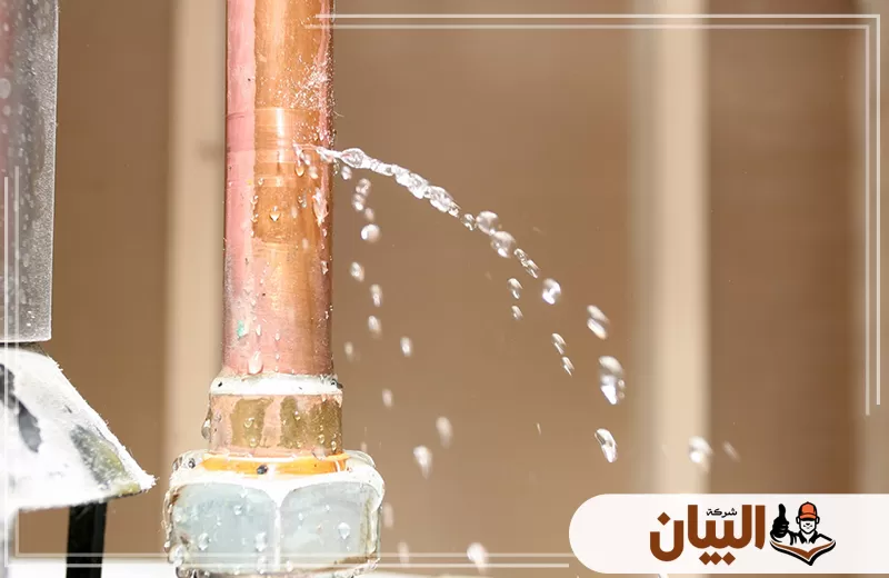 الفني المختص يقوم بكشف تسربات المياه بدقة عالية باستخدام أحدث الأجهزة لضمان حل المشكلة سريعًا.