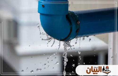 رصد تسرب عند وصلة مواسير خارجية بدقة لتقليل الهدر ومنع تفاقم العطل.