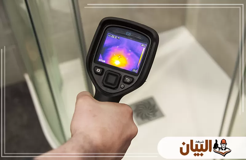 فني كشف تسربات المياه يستخدم أحدث الأجهزة لتحديد أماكن التسرب بدقة عالية وفعالية كاملة.