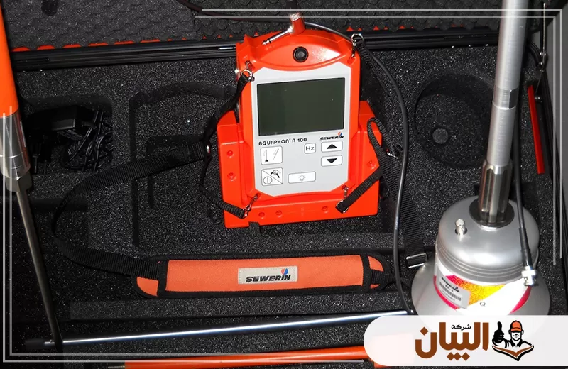 الفني يقوم بفحص دقيق لأنابيب المياه لتحديد أي تسربات خفية بسرعة وكفاءة عالية.