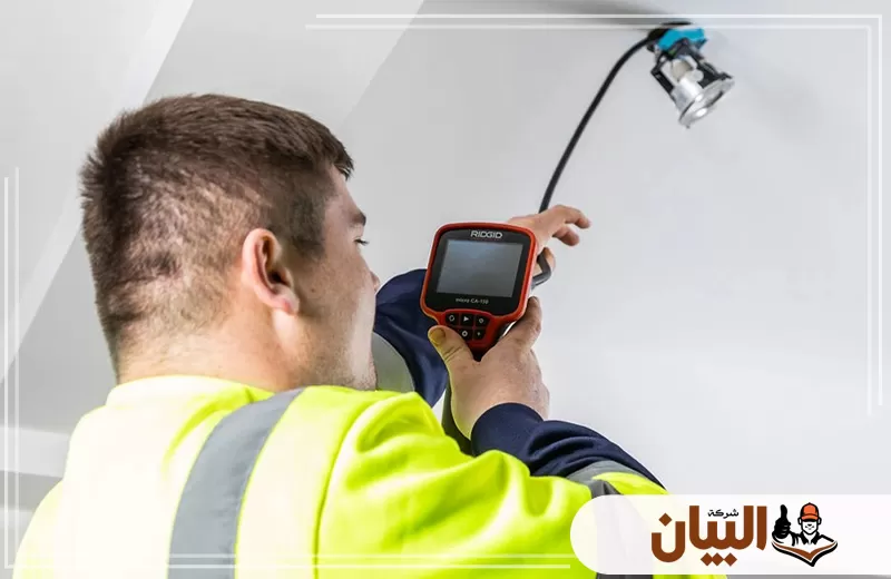 يقوم المتخصص بفحص شامل للشبكات المنزلية والتجارية لاكتشاف أي تسرب مياه قبل أن يزداد الضرر.