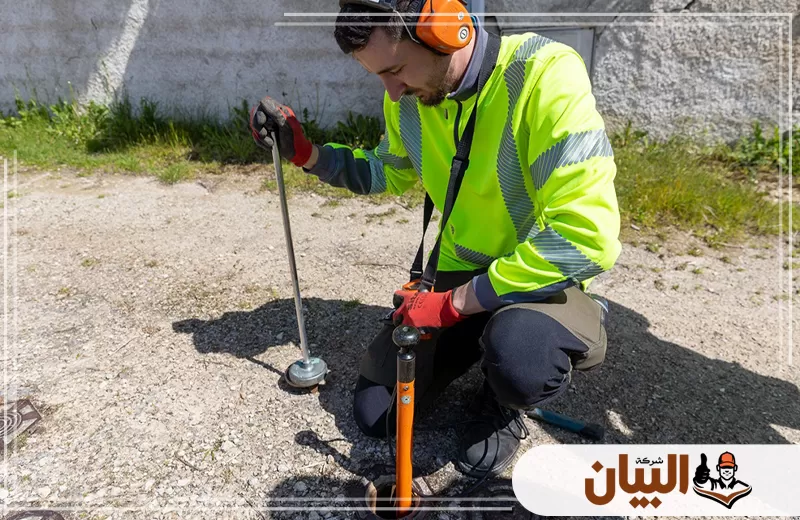 يقوم الفني بكشف التسربات الصغيرة والكبيرة بسرعة، مع تقديم حلول فورية لمنع زيادة فاتورة المياه.