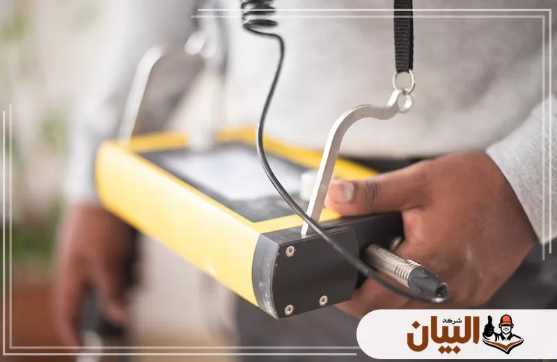 الفني يتأكد من سلامة نظام المياه بالكامل ويحدد مواقع التسرب بدقة تامة واحترافية.