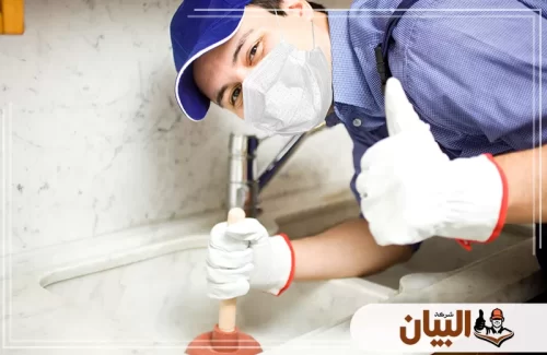 فني محترف يزيل انسداد الأحواض للتخلص من الروائح الكريهة في منزلك بالشارقة، خدمة سريعة وجودة مضمونة لراحة عائلتك.