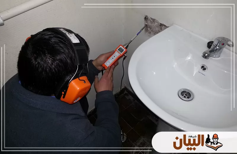 الفني يتفحص كل أنابيب المياه والجدران بعناية لتحديد أي تسرب وإيقافه قبل أن يزداد الضرر.