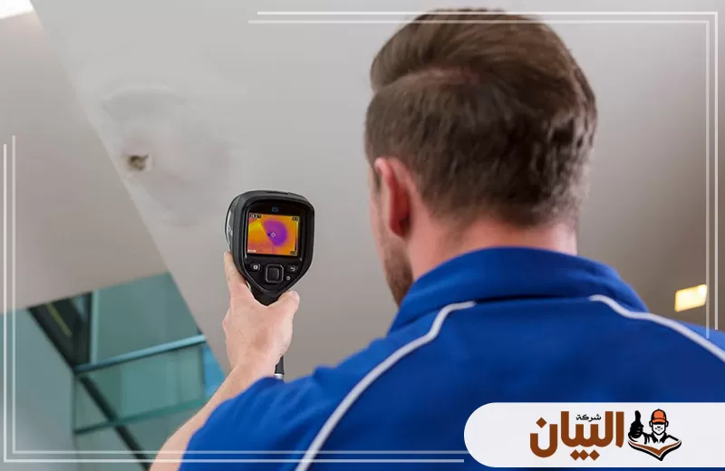 الفني يقوم بالكشف الدقيق لتسربات المياه باستخدام أجهزة متطورة لضمان صيانة مثالية للمنزل.