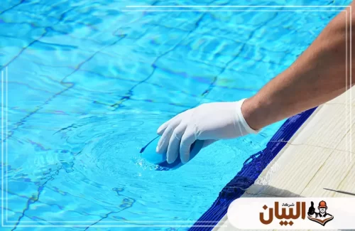 يد احترافية تفحص مياه مسبح مثالي. نضمن لك تركيب سيراميك حمامات السباحة في رأس الخيمة بأعلى معايير الجودة والدقة.