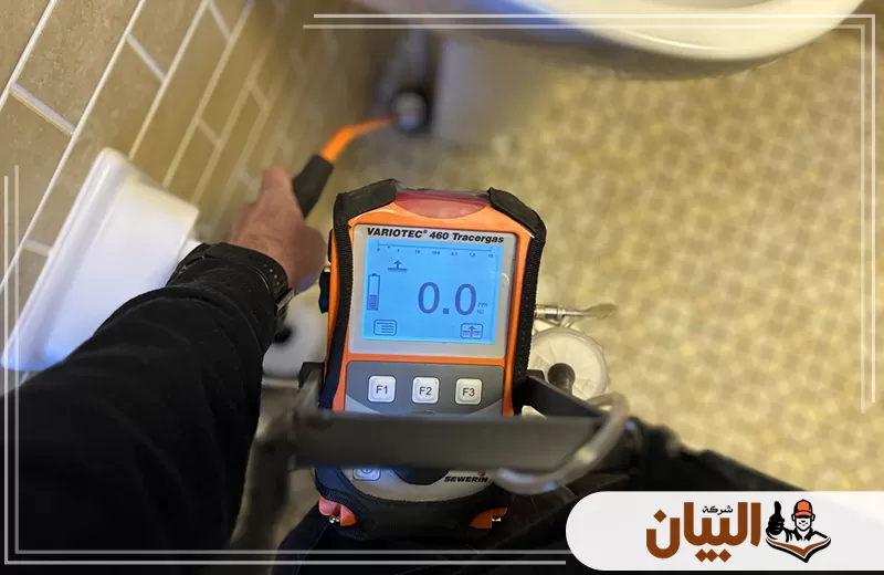 الفني يحدد تسرب المياه بدقة متناهية باستخدام أدوات حديثة لضمان بيئة آمنة في المنزل.