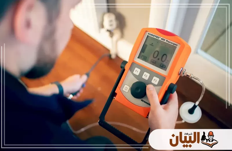 يقوم الفني بتفقد شبكات المياه بالكامل للكشف عن أي تسرب وإصلاحه قبل أن يتفاقم الضرر.