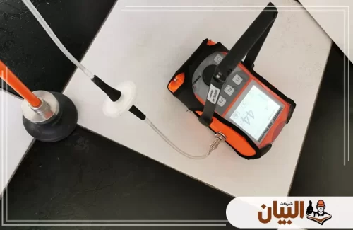 استخدام جهاز قياس متخصص لتتبع تسرب المياه أسفل البلاط دون تكسير عشوائي.