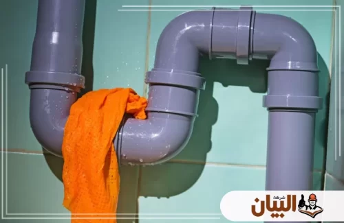فحص وصلة صرف ظاهرة لمعرفة نقطة تسرب المياه قبل انتقال الرطوبة للجدار أو أرضية الحمام.