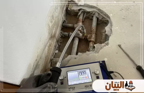 كشف تسرب داخل الجدار بعد فتح محدود يوضح مسار المواسير وتحديد موضع الخلل بدقة.