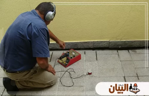 فني يستخدم جهاز استماع أرضي لتحديد مسار التسرب الخارجي قبل بدء الإصلاح.